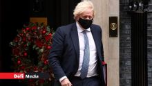 Fêtes pendant les confinements: Boris Johnson sanctionné et appelé au départ
