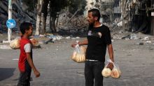Gaza : la population moyenne survit avec seulement deux morceaux de pain par jour, selon un responsable de l'ONU