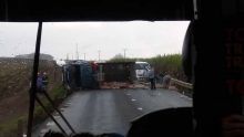 Rivière-du-Poste : un camion transportant des pochettes de ciment se renverse sur le flanc
