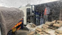 Pailles : un camion transportant du ciment se renverse 