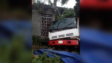 Un camion termine sa course dans la cour d’un habitant de Moka 