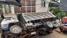 Tranquebar : le camion encastré dans la façade d’une maison enlevé 