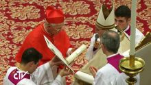 Cardinal Maurice E. Piat reçoit l’anneau cardinalice des mains du pape François