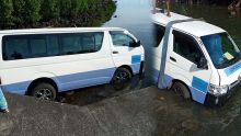Poste-de-Flacq : le chauffeur d'un «contract van» pris d'un malaise, son véhicule se retrouve dans l’eau 