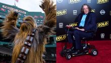 Peter Mayhew,  Le Chewbacca dans 'Star Wars' meurt à l'âge de 74 ans