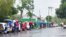 Des habitants de Curepipe bravent le mauvais temps pour s’approvisionner