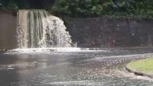 Un impressionnant jaillissement d'eau sur la route à Pailles