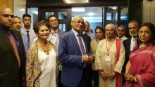 Vishnu Lutchmeenaraidoo : Le ministre démissionnaire pose pour une dernière photo avec les membres de son staff