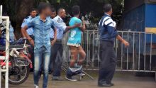 Insolite : un détenu escorté par la police avec le pantalon baissé