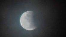 Eclipse partielle de la lune : beau spectacle malgré le ciel nuageux