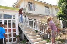 Metro Express: une famille de Résidences Barkly contacte un entrepreneur pour démolir son escalier