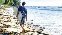 Sur un site web de référence : un surfeur américain se plaint d’avoir éte bousculé à Tamarin  