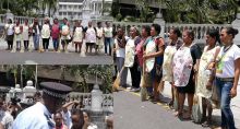 Salaire mensuel de Rs 1 500 : des femmes cleaners manifestent devant le Parlement