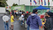 [En images] JIOI - Finale de football Maurice/Réunion : pluie fine à Flacq, les premiers spectateurs déjà devant le stade