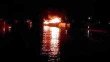 Grand-Baie : un bateau de pêche ravagé par les flammes