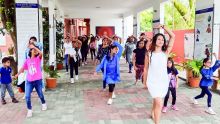 Freezemob/FlashMob mondial : plus de 500 personnes à travers l’île dansent pour la gentillesse 