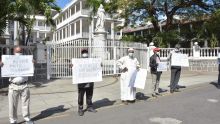 Port-Louis : des membres du Front Commun des musulmans manifestent contre le prix du bœuf sur pattes