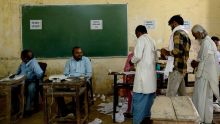 Inde: la police arrête un mineur pour avoir voté huit fois pour le parti au pouvoir