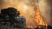 Grèce: le mercure grimpe, poursuite des incendies à Rhodes et Corfou