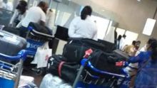 Aéroport de Plaisance : une passagère dit avoir été retenue durant plus de 4 heures