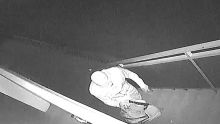La Tour-Koenig : un voleur filmé en train de traverser une balustrade pour cambrioler une maison 