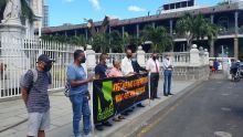 Manifestation pacifique : Anciens parlementaires et dirigeants syndicaux devant le Parlement 