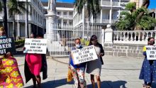 Expulsion de trois femmes députées : manifestation devant le Parlement