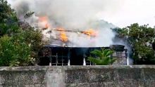 Quatre-Bornes : une maison ravagée par les flammes, un chiot péri dans l’incendie