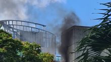 Incendie sur le toit du bâtiment E. Anquetil : «Nou pe travay, mo tann enn gran boum», raconte un témoin 