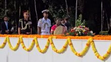 La présidente de l'Inde participe à une cérémonie de dépôts de gerbes au Samadhis de SSR et de SAJ
