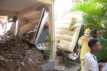 Un camion encastré dans la façade d’une maison à Tranquebar : 15 jours après l’incident, le véhicule toujours sur place