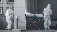 Virus en Chine: pire bilan quotidien des décès, les craintes de contagion mondiale persistent