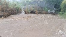 Cours et maisons inondées : des sinistrés se plaignent du système de drains