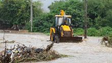 Intempéries : une  JCB coincée à Cité-La-Cure