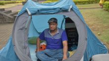 Grève de la faim : Nishal Joyram obtient l’autorisation pour ériger une tente dans l’enceinte de la Cathédrale Saint-Louis