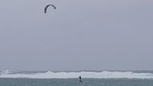 À Pointe d’Esny, un kitsurfer brave le cyclone Batsirai