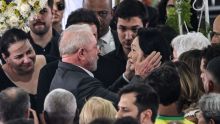 Le président brésilien Lula se recueille devant le cercueil de Pelé