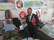 Cleaners : le leader du Party Malin rend visite aux grévistes de la faim