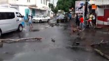 Maisons inondées : des habitants de Poste-de-Flacq expriment leur colère dans la rue