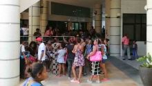 Manif à Port-Louis : plus d’une centaine de personnes réclament leurs allocations après les récentes averses