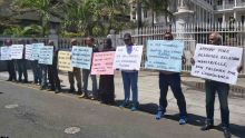 Port-Louis : des gardiens de prisons devant la Government House manifestent pour leur repas du soir
