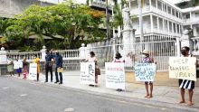 Problème d’eau : des habitants de Bambous-Virieux manifestent devant l'Hôtel du Gouvernement 