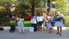 Paris : Manif des membres de la diaspora mauricienne devant l’ambassade indienne