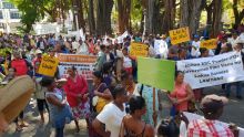 Maisons en amiante: des  familles manifestent dans les rues de la capitale