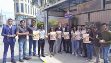Metro Express : distribution de brochures pour promouvoir la vigilance des usagers du métro et de la route