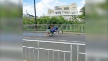 Goodlands : un motocycliste sans casque en wheeling sur la voie publique