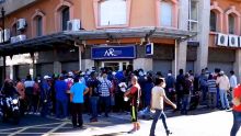 Plan d'aide aux 'Self-employed' : foule devant le siège de la MRA, intervention de la police 