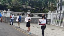 Naufrage du Sir Gaëtan : manif des familles des victimes devant l’Hôtel du gouvernement 