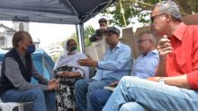 Navin Ramgoolam rend visite aux grévistes de la faim Nishal Joyram et Sanjeev Teeluckdharry