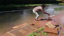 Intempéries : un homme réagit face à l’accumulation d’eau à Baie-Du-Tombeau